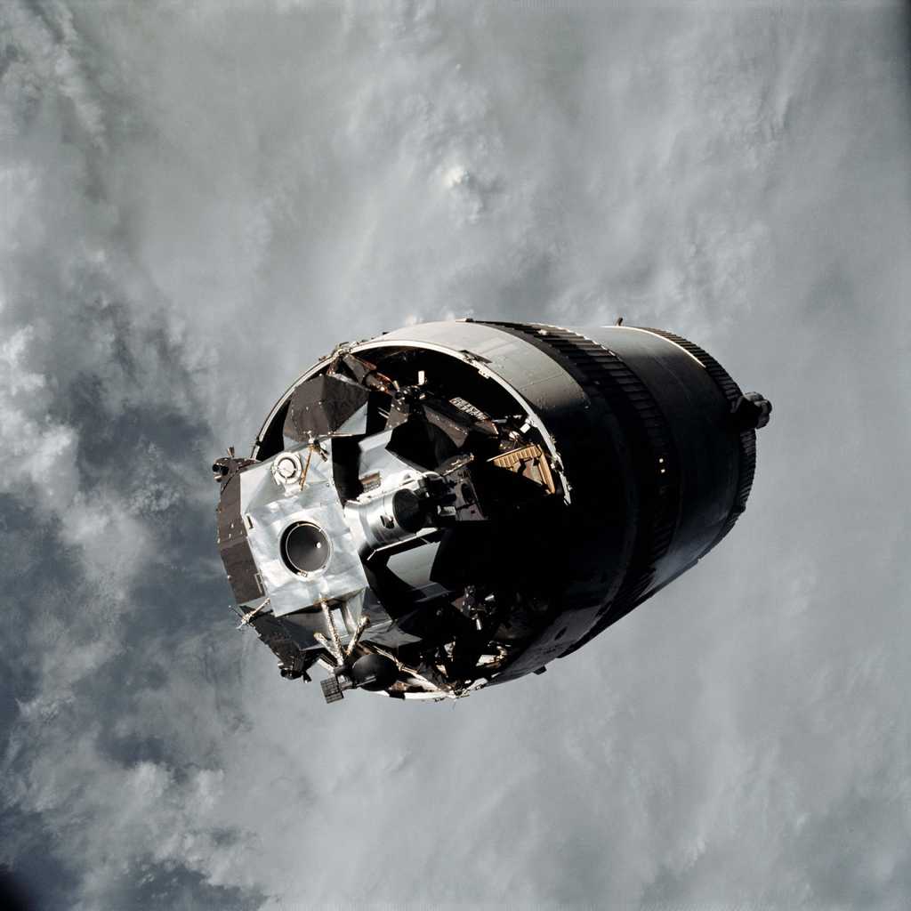 À partir d’Apollo 13, le réservoir allait (volontairement) s’écraser à chaque fois sur la surface de la Lune. La sonde LRO (Lunar Reconnaissance Orbiter Camera) les a tous retrouvés, y compris celui d’Apollo 16 qui fut longtemps recherché. Ici, l'étage S-IVB d’une fusée Saturn V qui a propulsé la mission Apollo 9. © Nasa