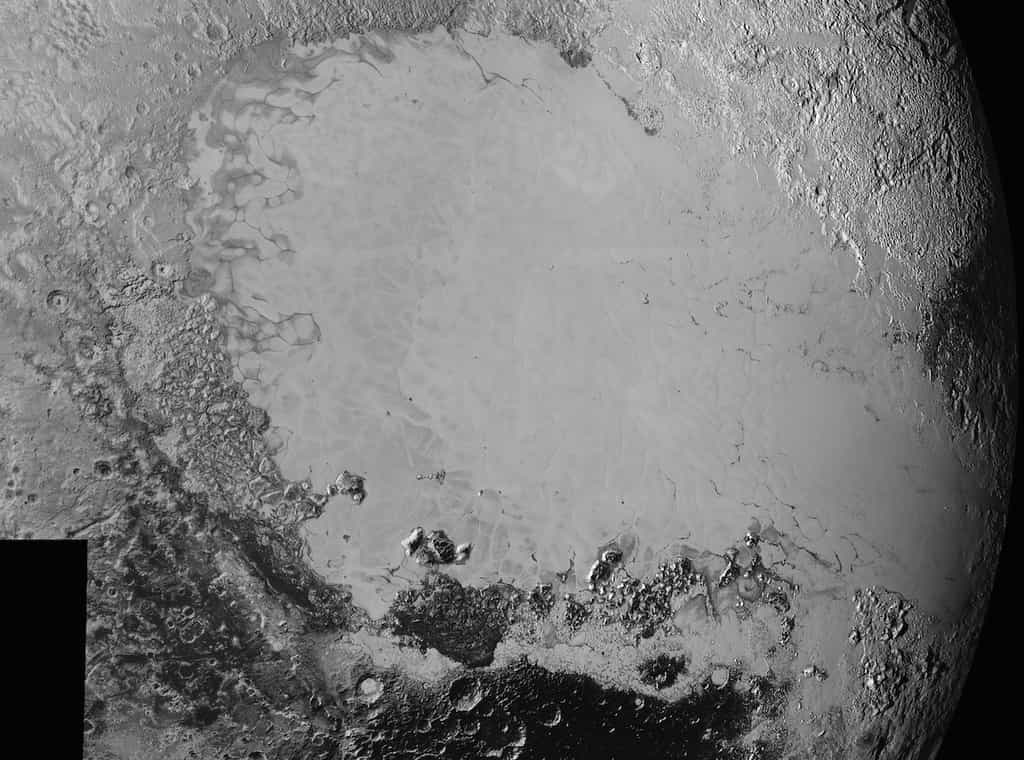 Mosaïque d’images en haute résolution de la surface de Pluton. On reconnaît, en clair, une partie de la région Tombaugh, la grande plaine Spoutnik. Les paysages qui la bordent sont plus détaillés sur ces photos de New Horizons prises à quelque 80.000 km de la planète naine, lors de son survol historique. © Nasa, JHUAPL, SwRI