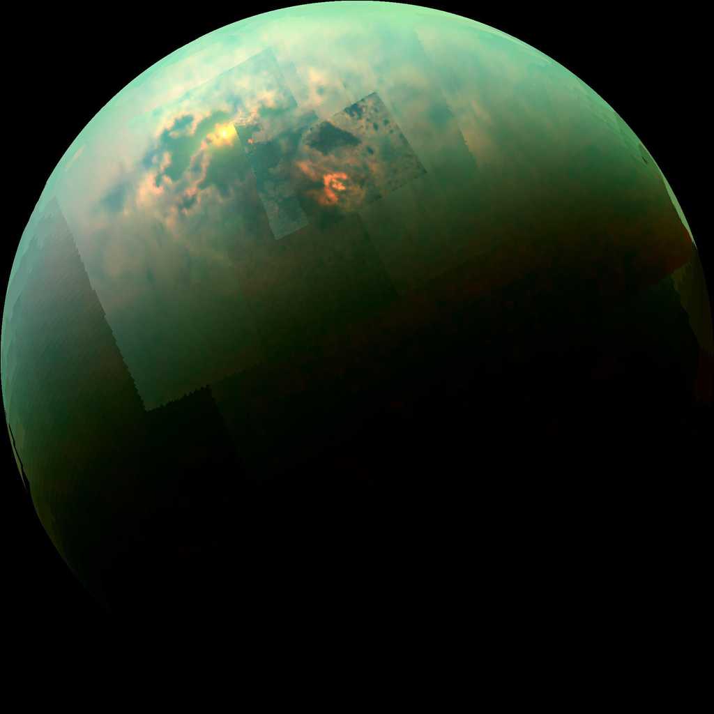 Sur Titan, le reflet du Soleil sur la surface d’hydrocarbures de Kraken Mare, photographié dans l’infrarouge avec l’instrument Vims de Cassini, le 24 août 2014. Si nous avions été présents à cet endroit, nous aurions distingué à travers l’épaisse atmosphère de cette grande lune de Saturne, le Soleil élevé à environ 40° au-dessus de l’horizon. © Nasa, Esa, JPL-Caltech, University of Arizona, University of Idaho