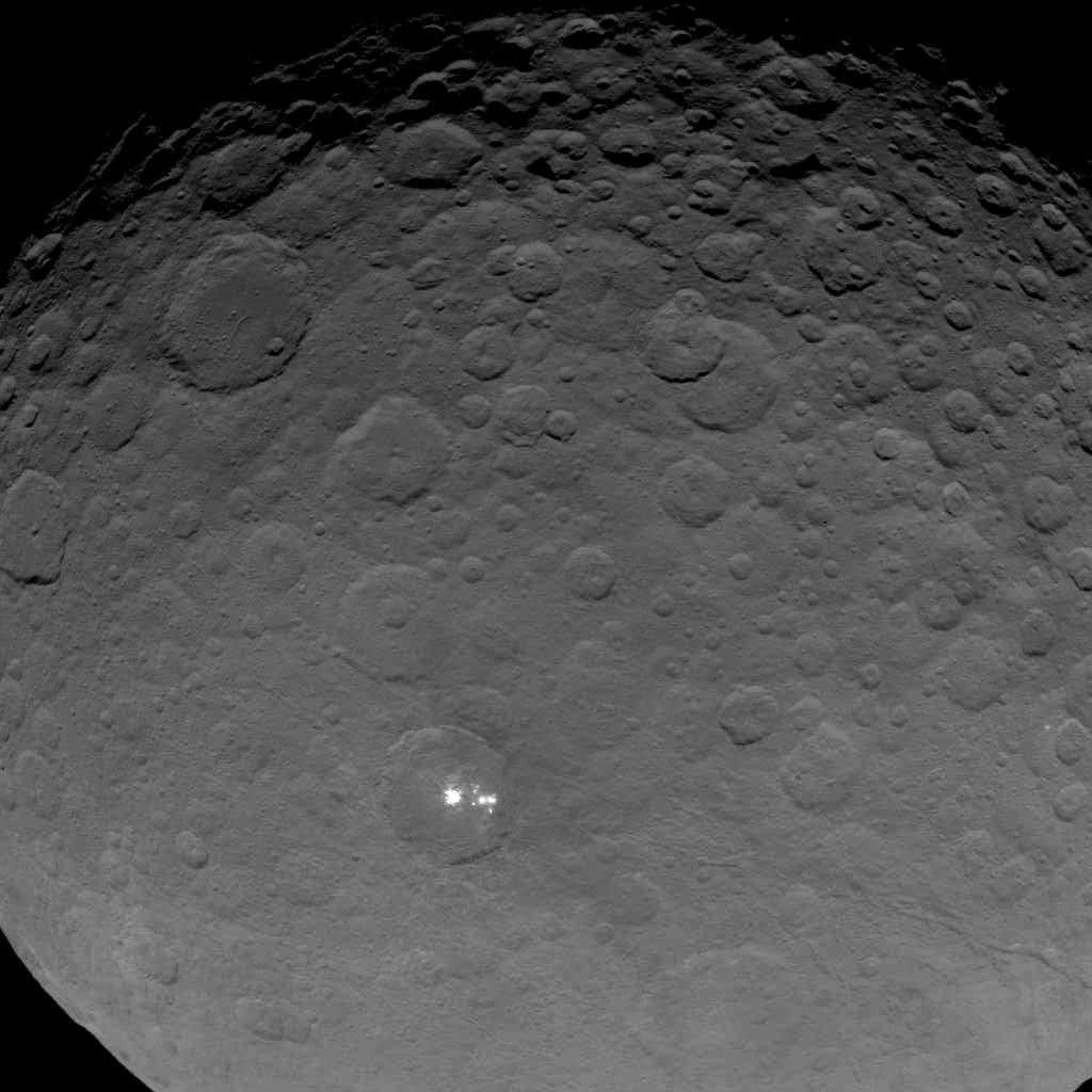 Cérès possède un énigmatique groupe de taches brillantes au fond de l’un de ses cratères. Il est visible sur cette photographie datant du 16 mai 2015 et qui a été prise à 7.200 km de sa surface. © Nasa, JPL-Caltech, UCLA, MPS, DLR, IDA
