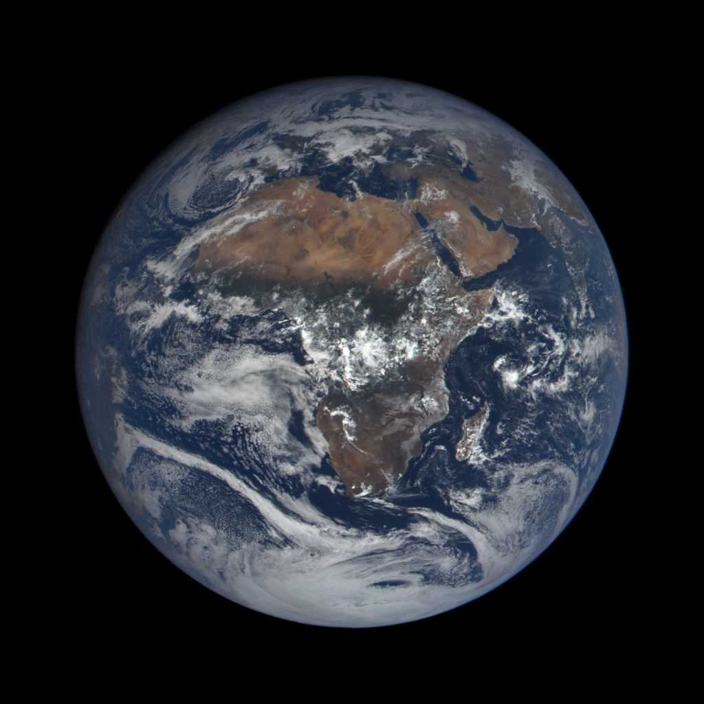 La Terre photographiée avec la caméra Epic du satellite DSCOVR, le 19 octobre 2015 à 9 h 52 TU (soit 11 h 52 en France métropolitaine). Le site epic.gsfc.nasa.gov, ouvert tout récemment par la Nasa, permet d'accéder aux images de notre planète. © Nasa