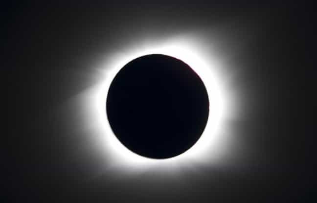 L’éclipse totale du Soleil du 11 juillet 2010 photographiée depuis l'île de Pâques. © Topshots, AFP photo, Martin Bernetti