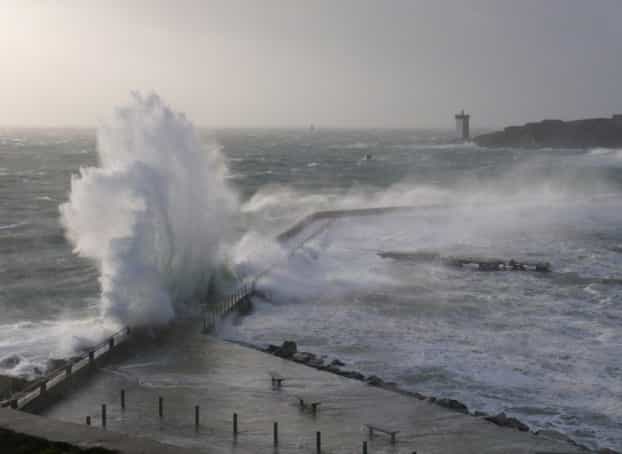 Le port du Conquet le jour de la tempête Johanna (10 mars 2008), un événement qui correspond au cas particulier étudié par l'équipe de chercheurs français. © Steven Lamarche, Ifremer.