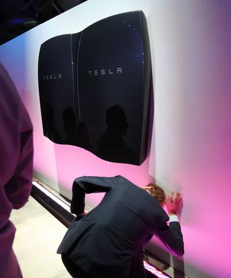 Le fabricant californien des véhicules électriques de luxe Tesla a dévoilé jeudi une « batterie pour domicile ». © AFP photo, David McNew