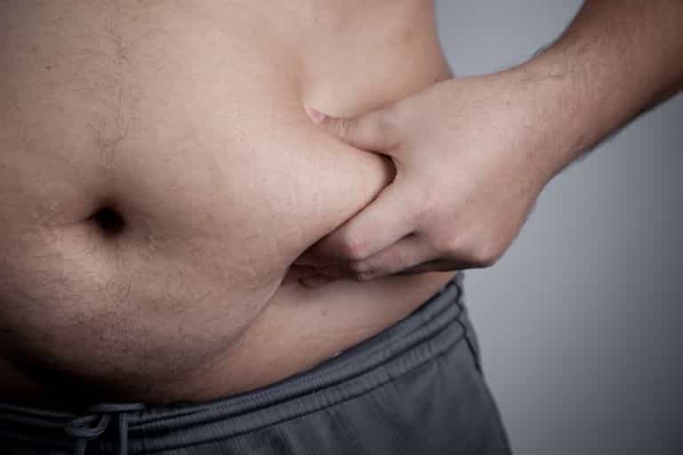 Loin de favoriser la perte du poids, sauter des repas pourrait favoriser l'augmentation du tissu adipeux au niveau du ventre. © staticnak, shutterstock.com