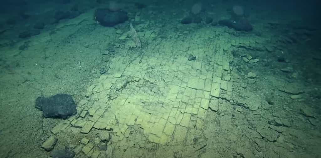 Un chemin pavé de briques au fond de l'océan ? © The Ocean Exploration Trust, E/V Nautilus, YouTube Screenshot