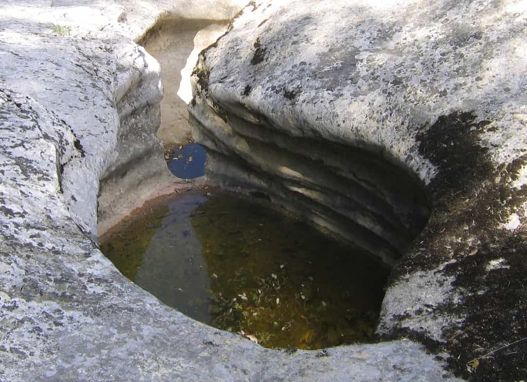 Marmite de géant dans le Gard © Hugo Soria, Wikimedia Commons, CC BY-SA 3.0
