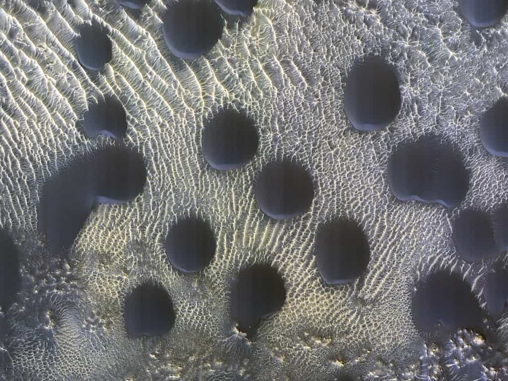 Mars est parsemée de dunes aux formes parfois étranges. © Nasa, JPL-Caltech, UArizona