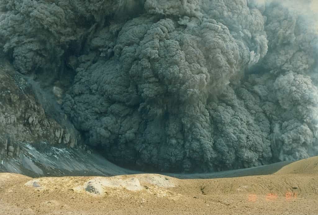 Nuage de cendres dévalant les flancs du cratère de White Island en 1988. © Ian Nairn, 1988 (New Zealand Geological Survey), Global Volcanism Program, CC by-nc 4.0
