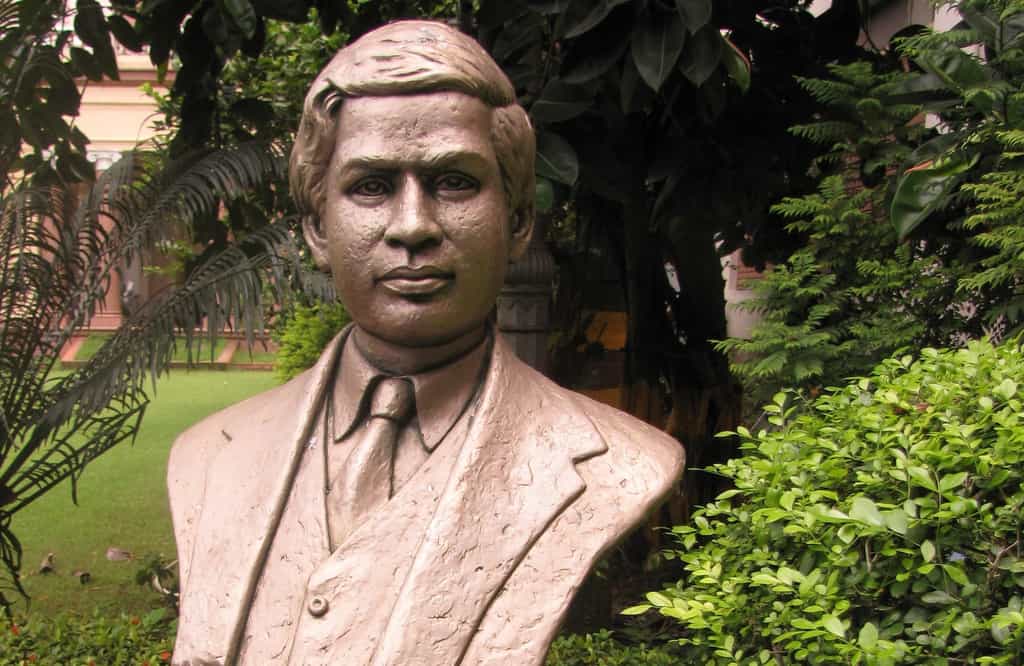 Buste de Srinivasa Ramanujan dans le jardin du Birla Industrial &amp; Technological Museum. © AshLin, Wikimedia Commons, CC BY-SA 3.0