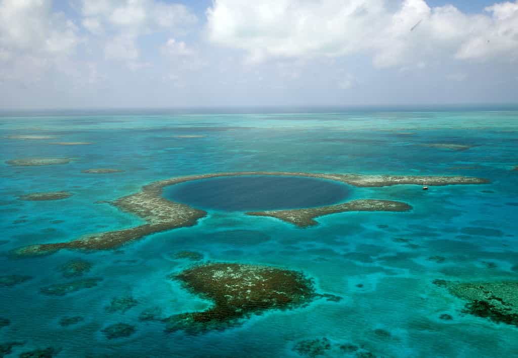 Le trou bleu de Belize ici en photo est moins profond que le Taam Ja' qui a été découvert récemment. © The TerraMar Project, Wikimedia Commons, CC by 2.0