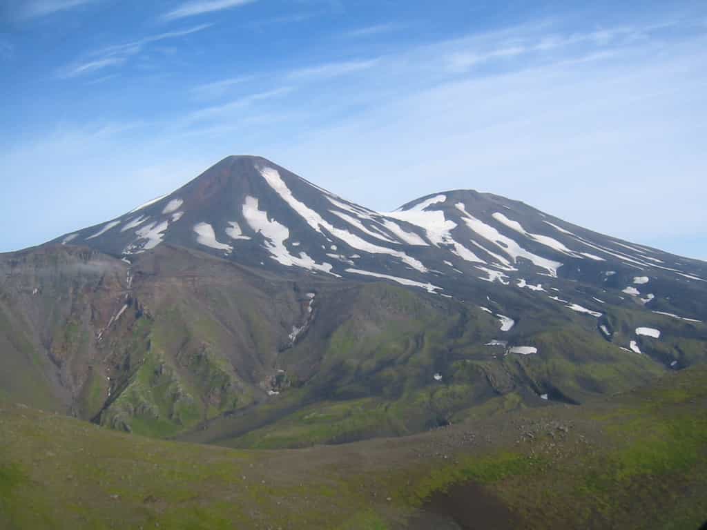 Le volcan Tanaga, dans les îles Aléoutiennes (Alaska) produit depuis quelques semaines de nombreux séismes qui pourraient signifier son réveil. © M. L. Coombs, Wikimedia Commons, domaine public