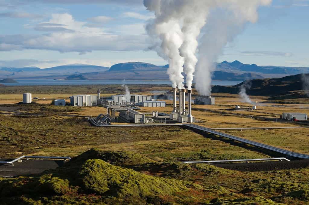 Propre et renouvelable, la géothermie est l'une des solutions qui mériteraient d'être développée, à condition de trouver une solution au problème de la sismicité induite. Ici, une centrale géothermique en Islande. © Wikilmages, Pixabay
