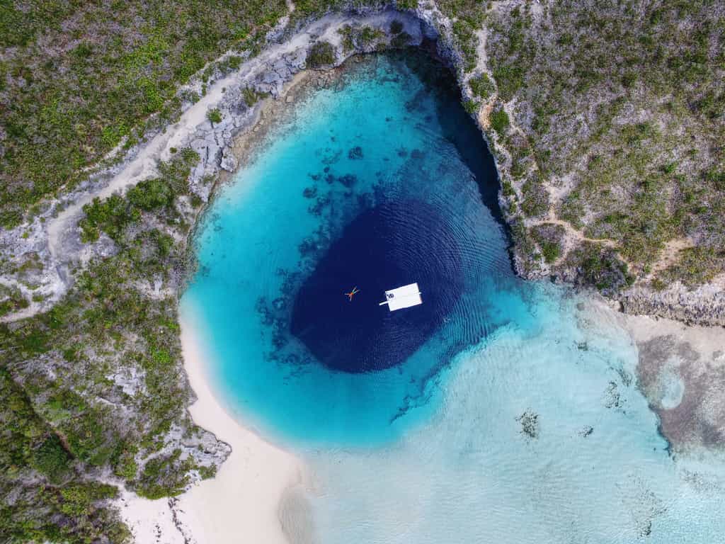 Le trou bleu de Dean dans les Bahamas n'est autre qu'une doline immergée © Lucas Vimpere, flickr, CC BY-NC-ND 2.0