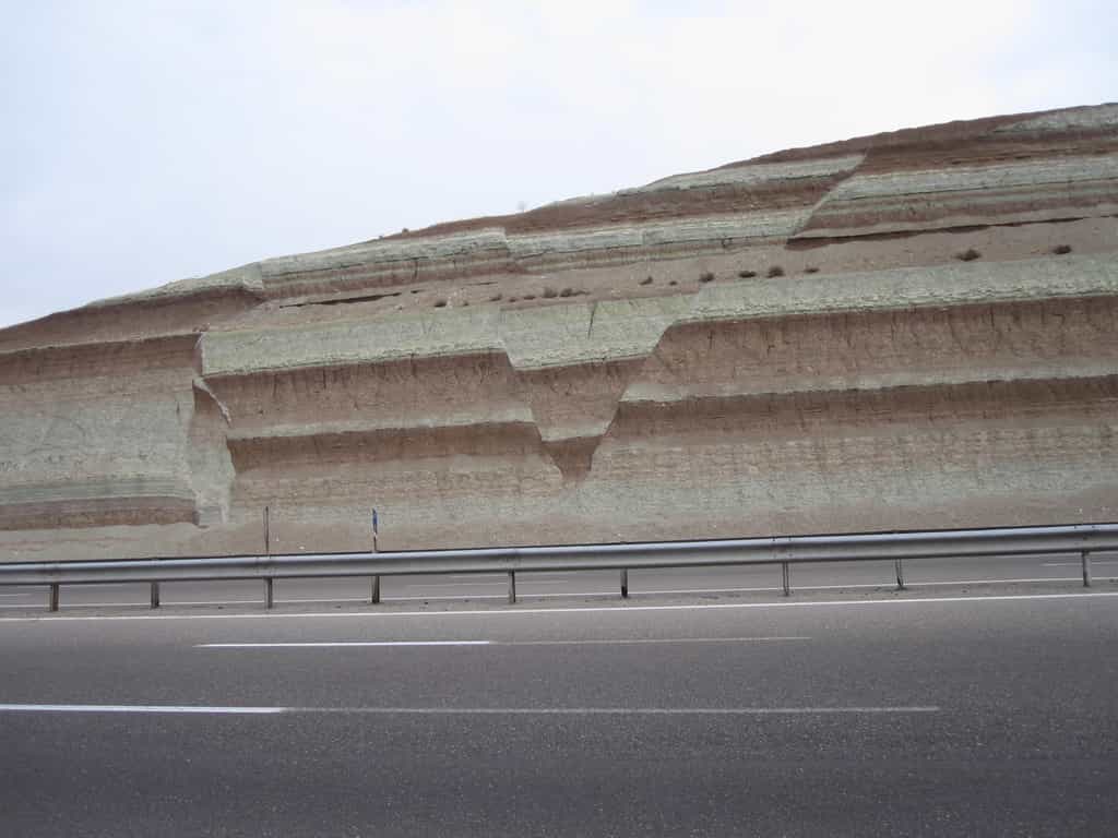Failles affectant la stratification régulière de roches sédimentaires, marqueur d’un événement tectonique. © Babak Hejrani, imaggeo.egu.eu