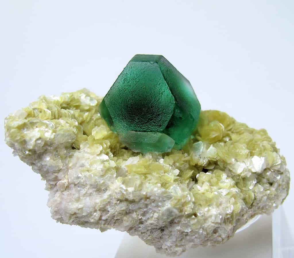 Fluorite montrant une forme cristalline complexe. © CarlesMillan, Wikimedia Commons, CC by-sa 3.0