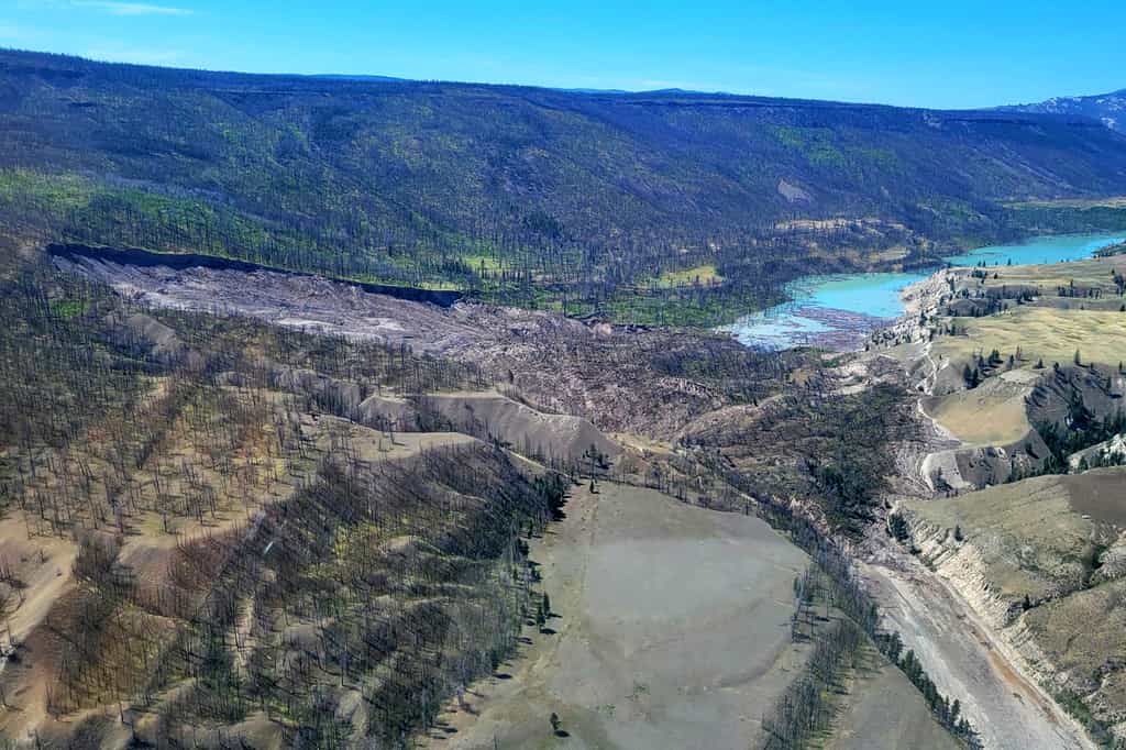 Le glissement de terrain a pendant plusieurs jours totalement coupé le cours de la rivière Chilcotin, au Canada. © Province of British Columbia