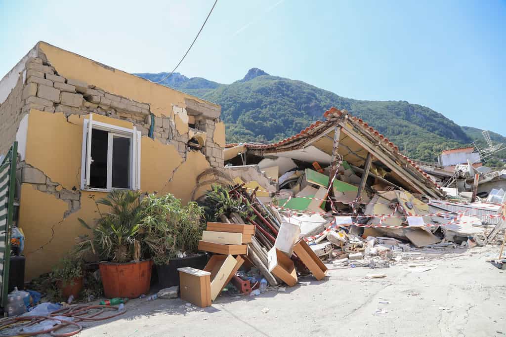 De nombreux séismes secouent chaque année le territoire européen. Certains peuvent être violents et entraîner d'importants dégâts comme ici lors du séisme de 2017 qui a frappé l'île d'Ischia, en Italie. © Dipartimento Protezione Civile from Italia, Wikimedia Commons, CC by 2.0 