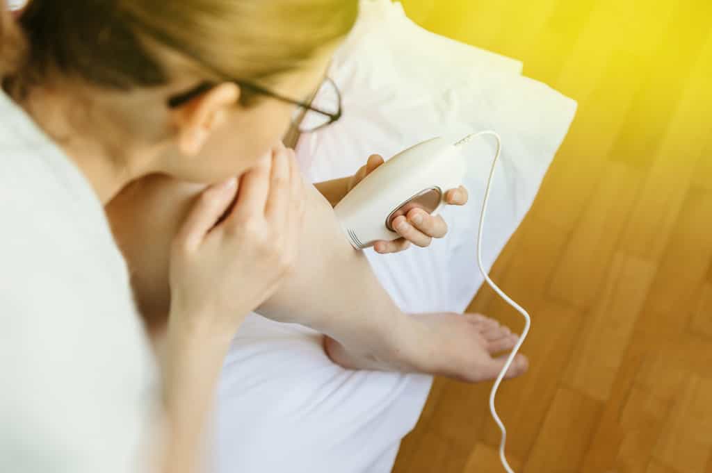 Les épilateurs à lumière pulsée sont une une excellente solution pour limiter la repousse des poils© ifeelstock, Adobe Stock