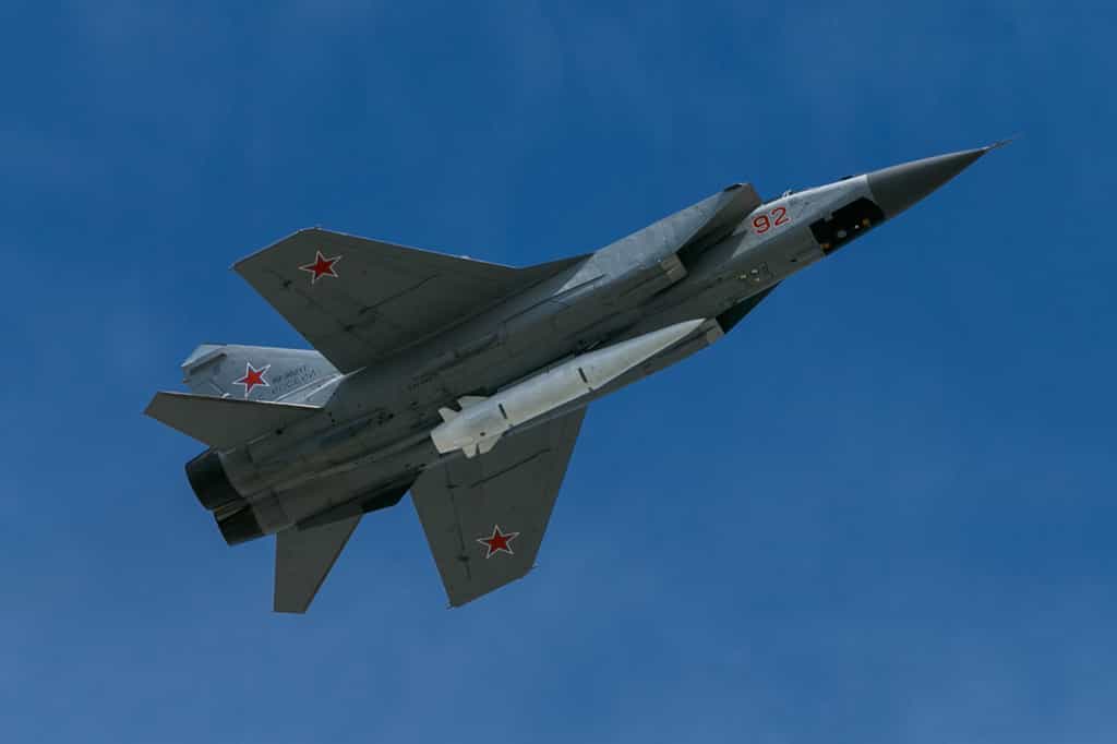 Le missile hypersonique Kinzhal est une munition air-sol lancé depuis un MiG 31. On l'observe ici attelé sous l'avion de chasse, lors de la parade russe du Jour de la victoire en 2018. © Mil.ru