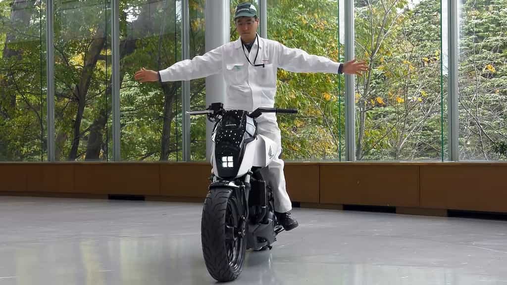 Honda dévoile une moto qui tient en équilibre toute seule