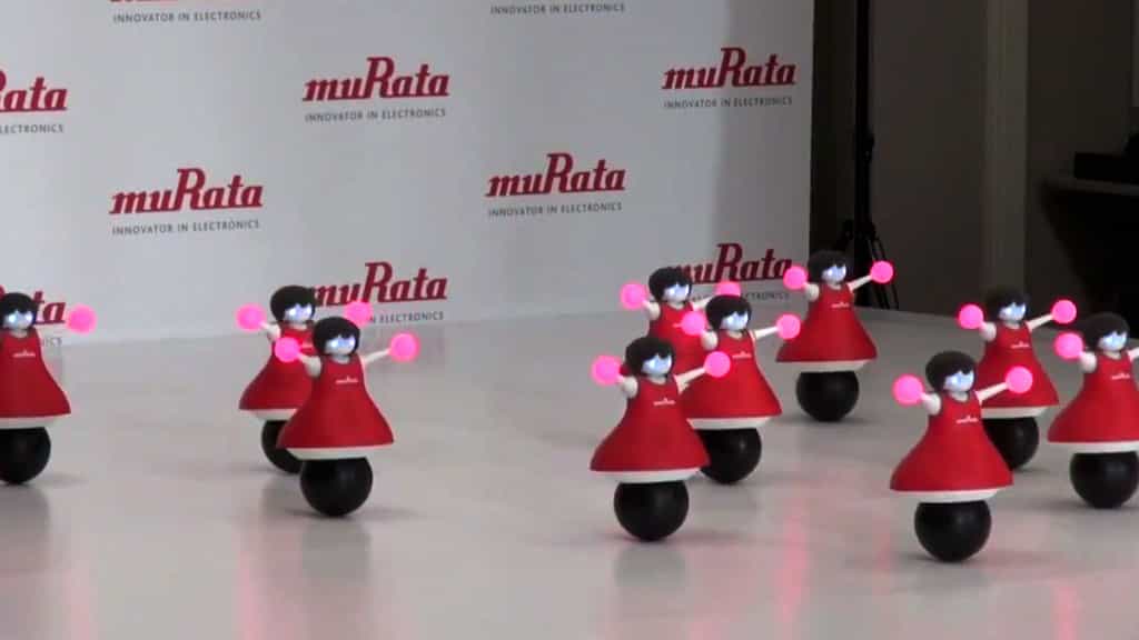 Des robots pom-pom girls qui dansent en rythme
