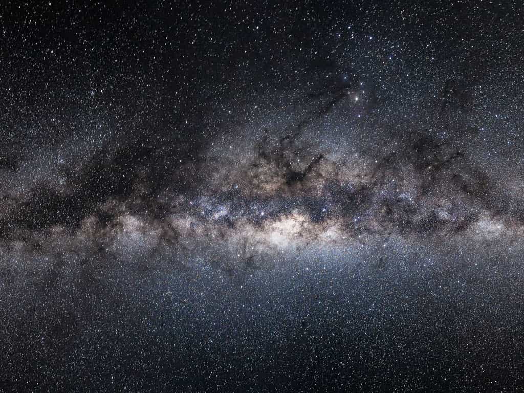 Une vue du bulbe galactique au centre de la Voie lactée. Il abrite de très vieilles étoiles, âgées de plus de dix milliards d'années. Cette photographie a été prise de l'Observatoire du Paranal, dans le désert d'Atacama, au Chili. © John Colosimo, Eso