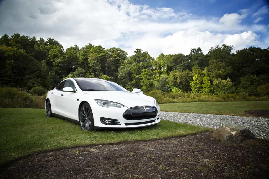 Cette Tesla Model S est équipée du système Autopilot la rendant semi-autonome. © Free-Photos, Pixabay, CC0 Creative Commons