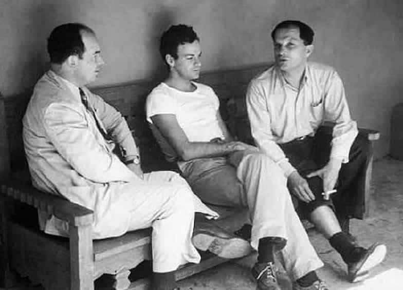 De droite à gauche, trois des plus grands génies du XXe siècle : Stanislaw Ulam, Richard Feynman et John von Neumann. Ulam et von Neumann comptent parmi les pionniers de l'utilisation des ordinateurs en physique et en mathématiques, notamment avec l'utilisation de générateurs de nombres pseudo-aléatoire et la méthode de Monte Carlo. Feynman est lui l'un des premiers contributeurs à la théorie des ordinateurs quantiques. © Emilio Segrè, Visual archives