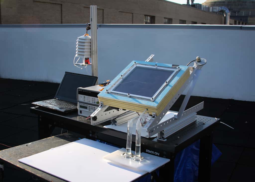 Le nouvel appareil développé par Alina LaPotin et son équipe est capable d'extraire jusqu'à deux fois plus d'eau de l'air ambiant. © MIT, Alina LaPotin