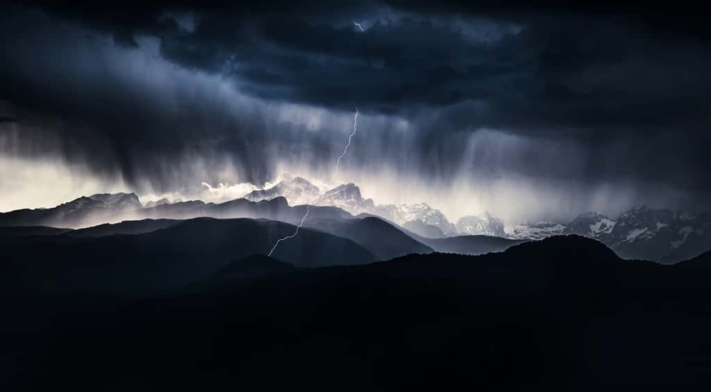 Catégorie Paysages : <em>A stormy day</em>. Est-ce un éclair nuage-sol ou bien sol-nuage ? © Ales Krivec, <em>Nature Photographer of the Year</em>
