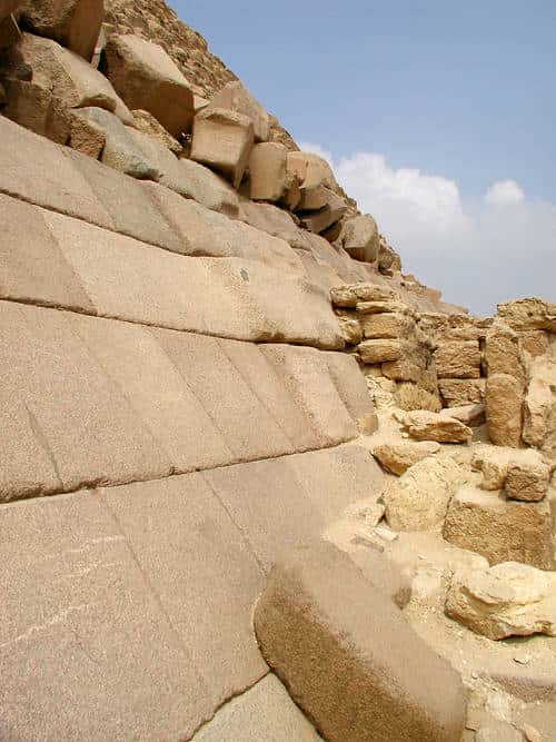 On observe ici le revêtement en granit apposé à la base de la pyramide de Mykérinos. © Jon Bodsworth, Wikimedia Commons