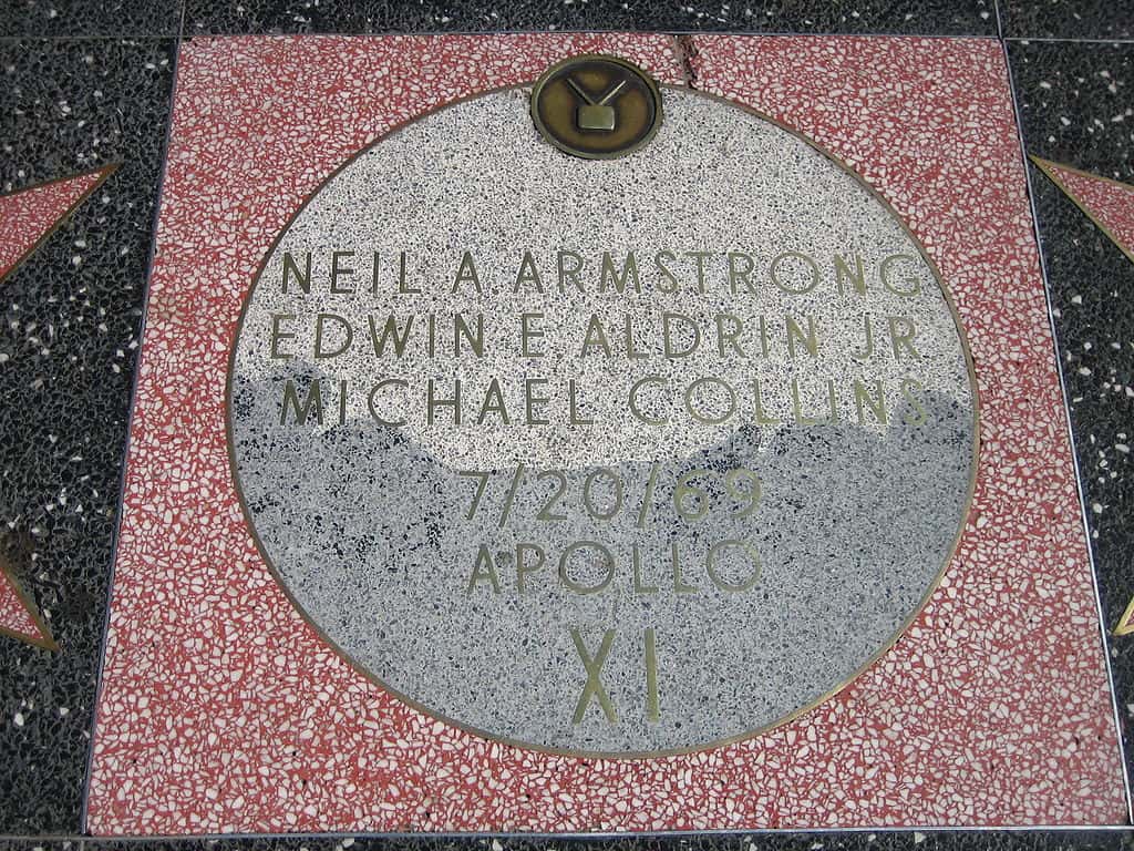 Certaines dalles sur le Walk of Fame ont un statut particulier. Ici, celle qui honore l’équipage d’Apollo 11. © Jschoolc, Wikimedia Commons, DP