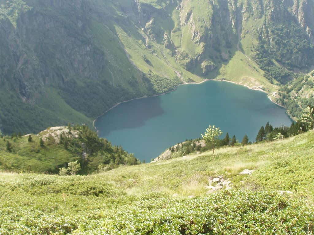Lac d'Oô dans les Pyrénées, vu du sentier GR10, en venant du Céciré. © AchilleT, Wikimedia Commons, DP
