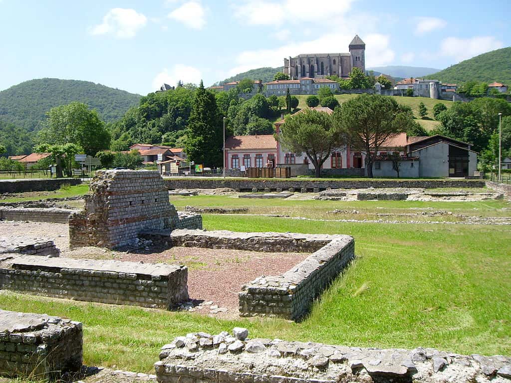 Les thermes du forum (au premier plan), le temple et la cité médiévale de Saint-Bertrand-de-Comminges, en Haute-Garonne. © Fifistorien, Wikimedia Commons, GNU 1.2