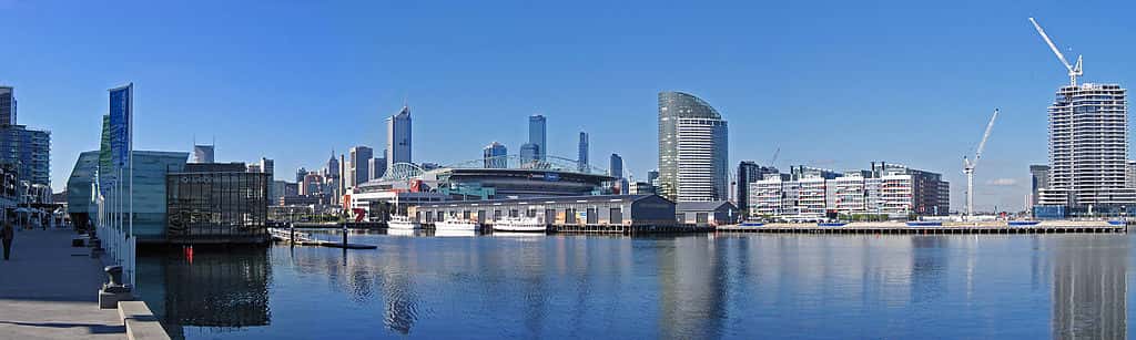 Vue panoramique du centre-ville de Melbourne. Avec un peu plus de 5 millions habitants, Melbourne est la deuxième agglomération d’Australie après Sydney. © John O'Neill, GNU 1.2