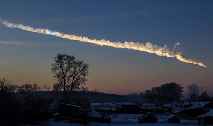 Traînée dans le sillage de l’astéroïde de 19 m qui a explosé le 15 février 2013, à 20 km d’altitude au-dessus de la ville industrielle de Tcheliabinsk, en Russie. © Alex Alishevskikh