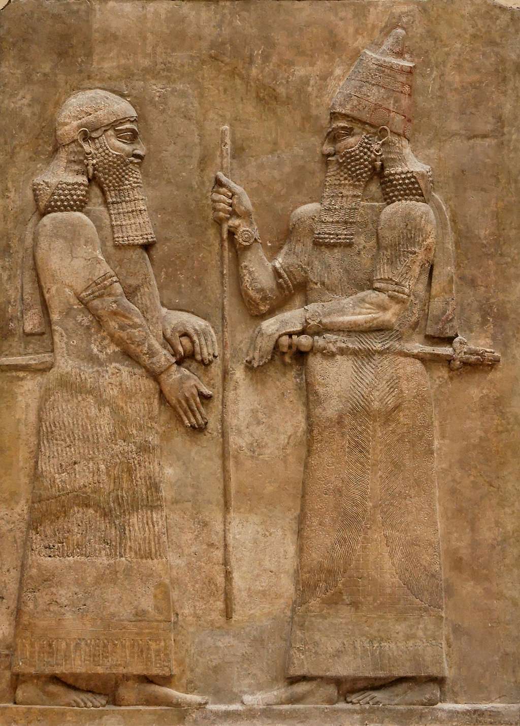 Dialogue entre Sargon II et un haut fonctionnaire, bas relief découvert dans le palais de Dur-Shurrakin. © Mudée du Louvre, <em>Wikimedia Commons, </em>Domaine public