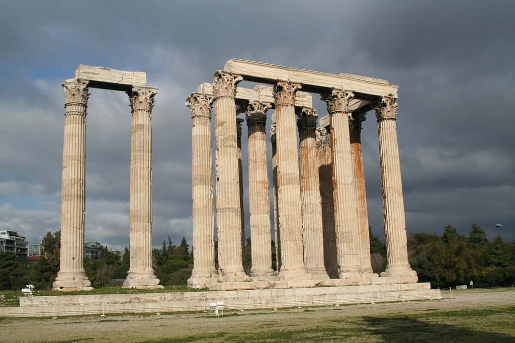 Le temple de Zeus olympien, aussi appelé Olympiéion, se situe au pied de l’acropole d’Athènes. Sa construction s’est déroulée sur plusieurs siècles, avant de s’achever sous l’empereur romain Hadrien en 131 de notre ère. © Chrisfl, CC by-sa 2.5