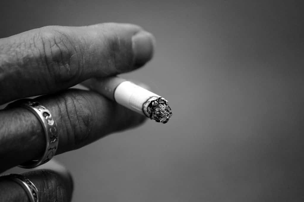 Âgés de 18 à 45 ans, les 44 fumeurs de l’étude consommaient au moins 10 cigarettes par jour depuis un an. Leur cerveau est plus ou moins capable de répondre favorablement à une récompense non médicamenteuse, comme l’argent. Plus le striatum ventral s’active face à l’appât monétaire, plus le fumeur sera capable de se passer du tabac. © Cyril Plapied/ Flickr- licence Creative Commons