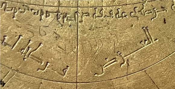 En observant de plus près, on constate la présence d'écritures hébraïques et de chiffres arabes. © Federica Gigante, <em>Nuncius</em>