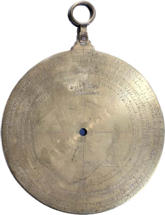 Le verso de l'astrolabe de Vérone permet d'observer plusieurs types de caractères, rédigés en différentes langues. © Federica Gigante, <em>Nuncius</em>