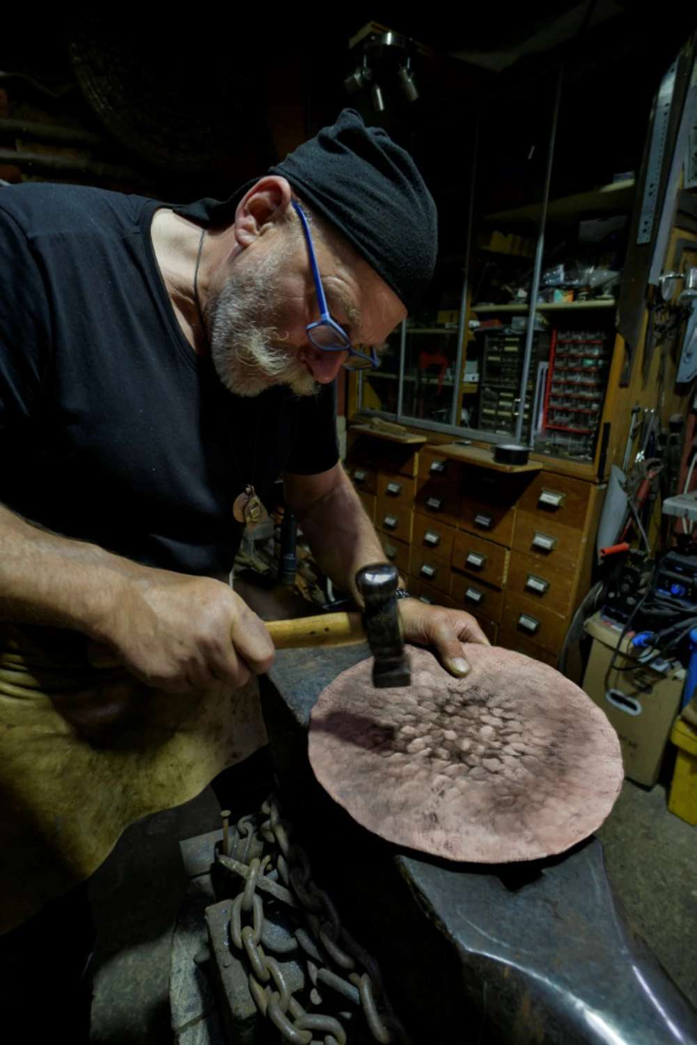 Le métallurgiste Herbert Bauer s’est appliqué à reproduire le disque selon les contraintes de l’âge de bronze. © J. Lipták, <em>Nature </em>