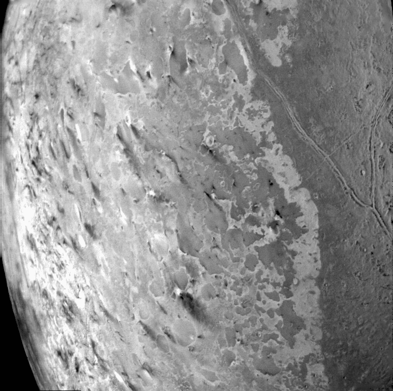 La surface de Triton se distingue par ses étranges motifs, évocateurs des nervures d'un melon. © Nasa