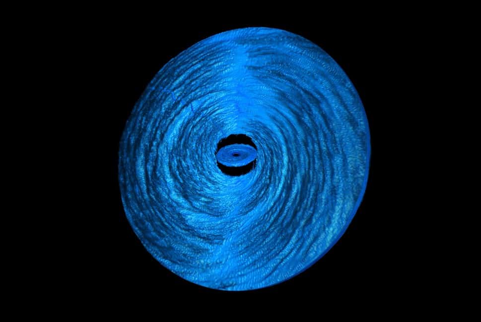 Le disque d'accrétion modélisé par les chercheurs de l'université Northwestern ne serait pas plat mais scindé en deux, avec une orbite gyroscopique autour du trou noir. © <em>Northwestern University </em>