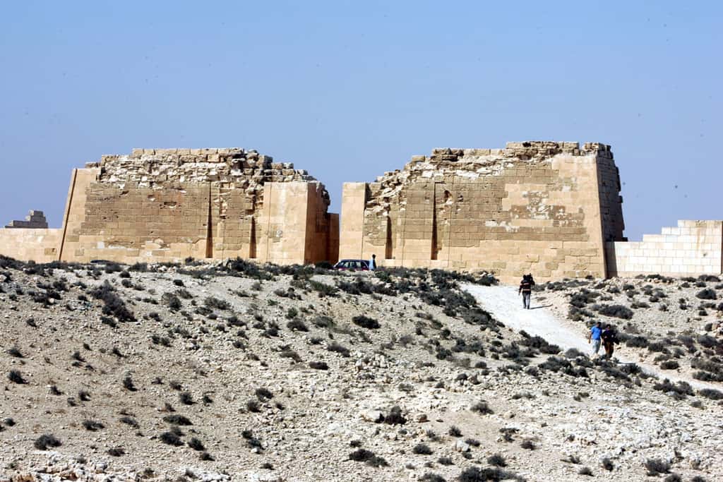 L'une des façades du temple de Taposiris Magna, dédié au dieu Osiris et à la déesse Isis. En-dessous s'étend un tunnel de plus d'un kilomètre de long, découverte en 2022 et dans lequel les archéologues espèrent trouver la tombe de Cléopâtre. © Khaled El-Fiqi, Ministère du Tourisme et des Antiquités