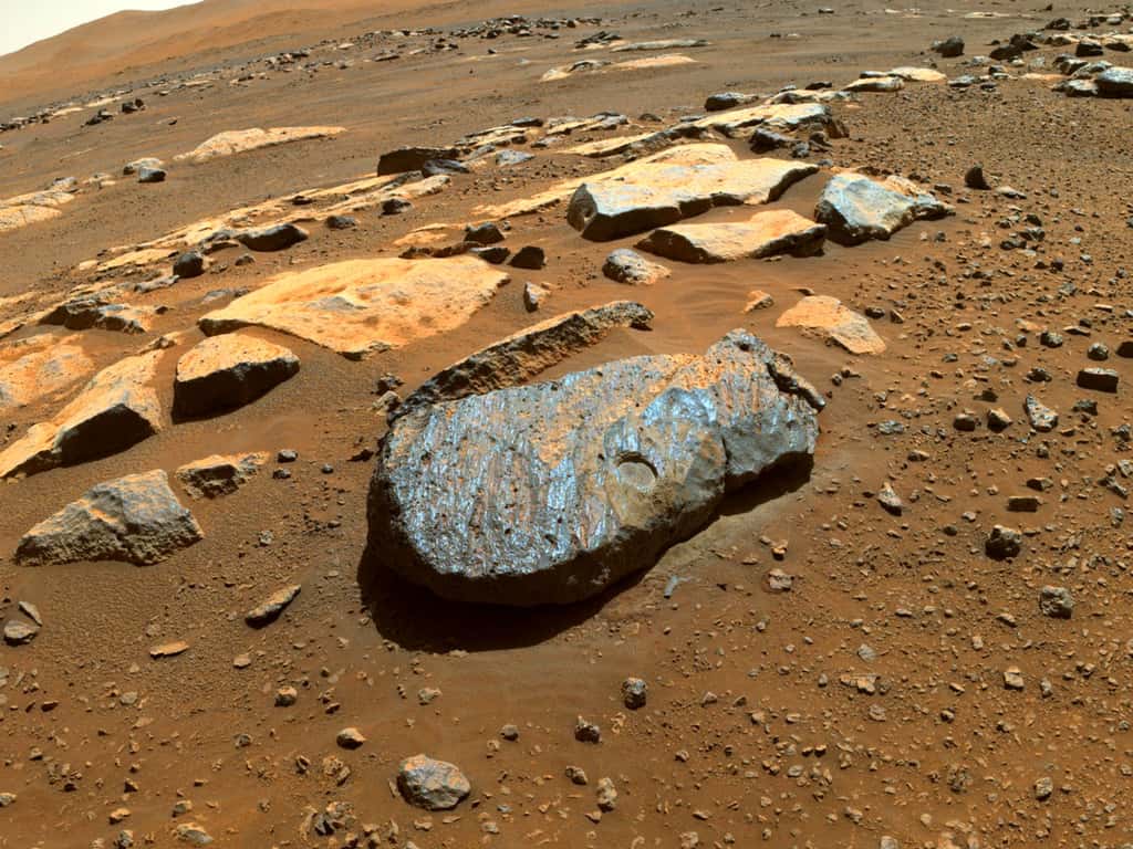 La roche basaltique « Rochette » dans laquelle deux échantillons ont été prélevés. © Nasa, JPL/Caltech