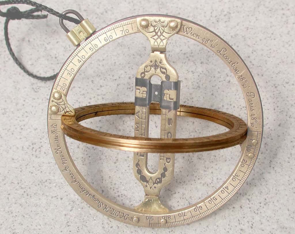L'anneau équatorial est placé perpendiculairement par rapport à l'anneau méridien. © jailbird, CC by-sa 2.0 de