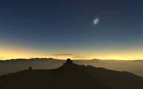 Les éclipses solaires sont particulièrement scrutées par les astronomes, qui tentent d'immortaliser la couronne solaire. Ici, l'éclipse totale de 2019 est photographiée au-dessus de l'observatoire de La Silla, au Chili. © ESO