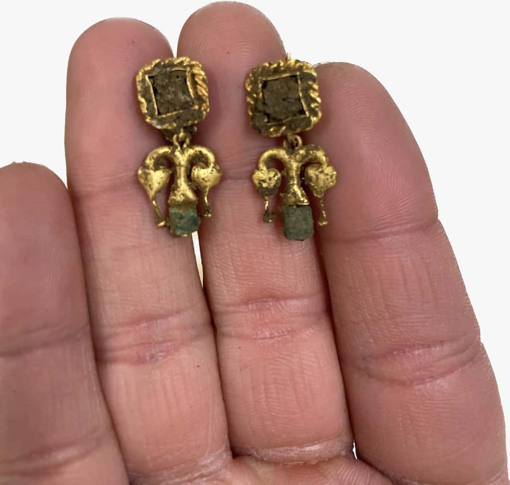 Parmi les artefacts retrouvés dans les tombes, plusieurs bijoux en or attestent de la richesse des individus enterrés. © <em>Soprintendenza Archeologia Belle Arti Paesaggio Etruria Meridionale </em>